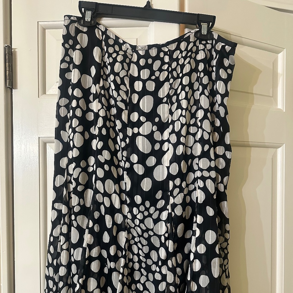 Kasper || Black & White Polka Dot Pleated Midi Skirt || Size 16 || Dry Clean